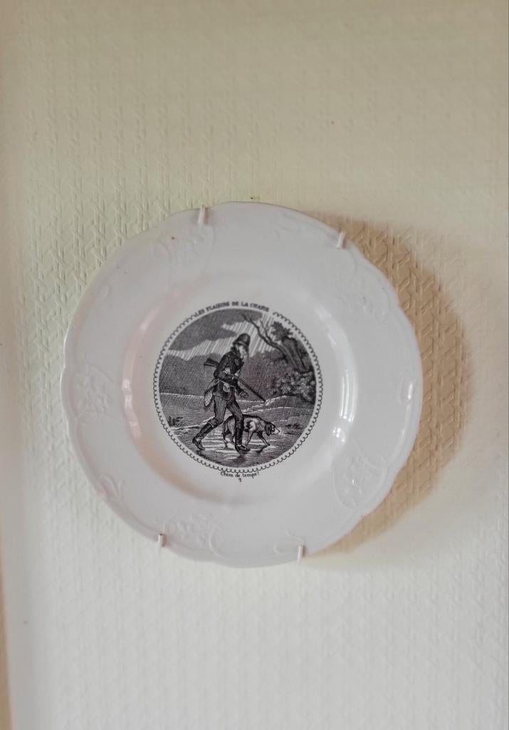 Assiette murale évoquant les joies de la chasse., Enlèvement ou Envoi