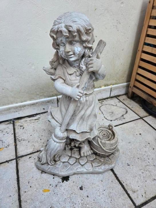 Oud tuinbeeld meisje, Ophalen of Verzenden, Gebruikt, Kunststof, Mensenbeeld