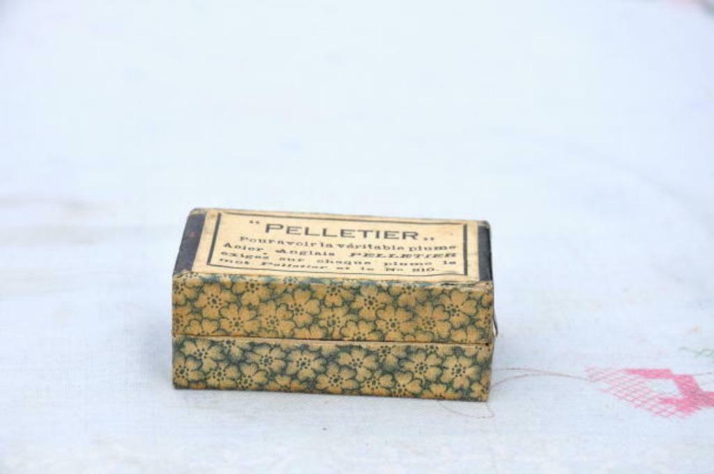 §  boite de plumes pelletier, Enlèvement ou Envoi, Comme neuf