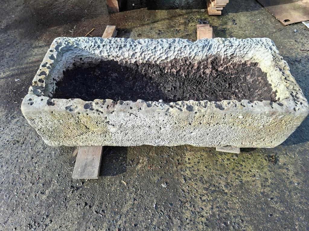 Auge en pierre bleue, Enlèvement, Pierre