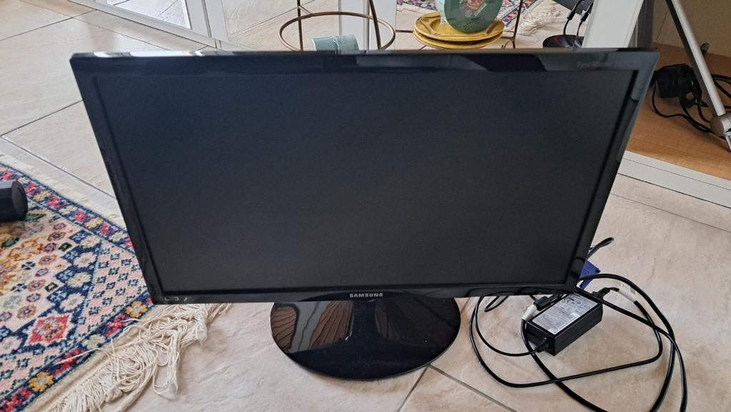 samsung computerscherm met kabels, Computers en Software, Ophalen