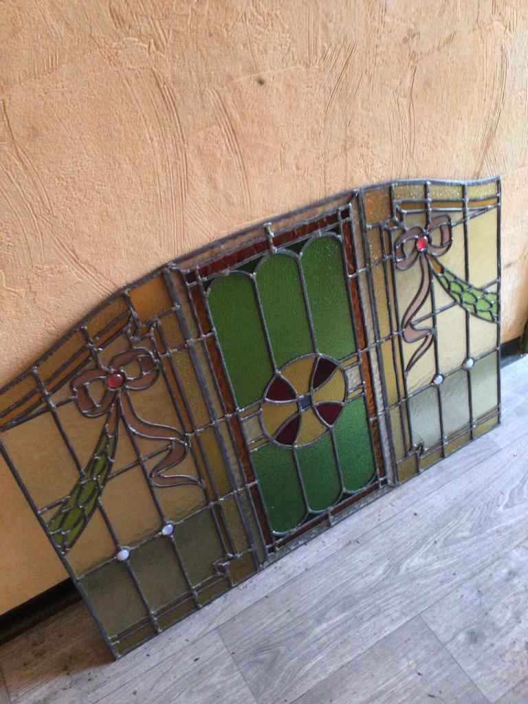 Antiek gekleurd glasraam, Ophalen