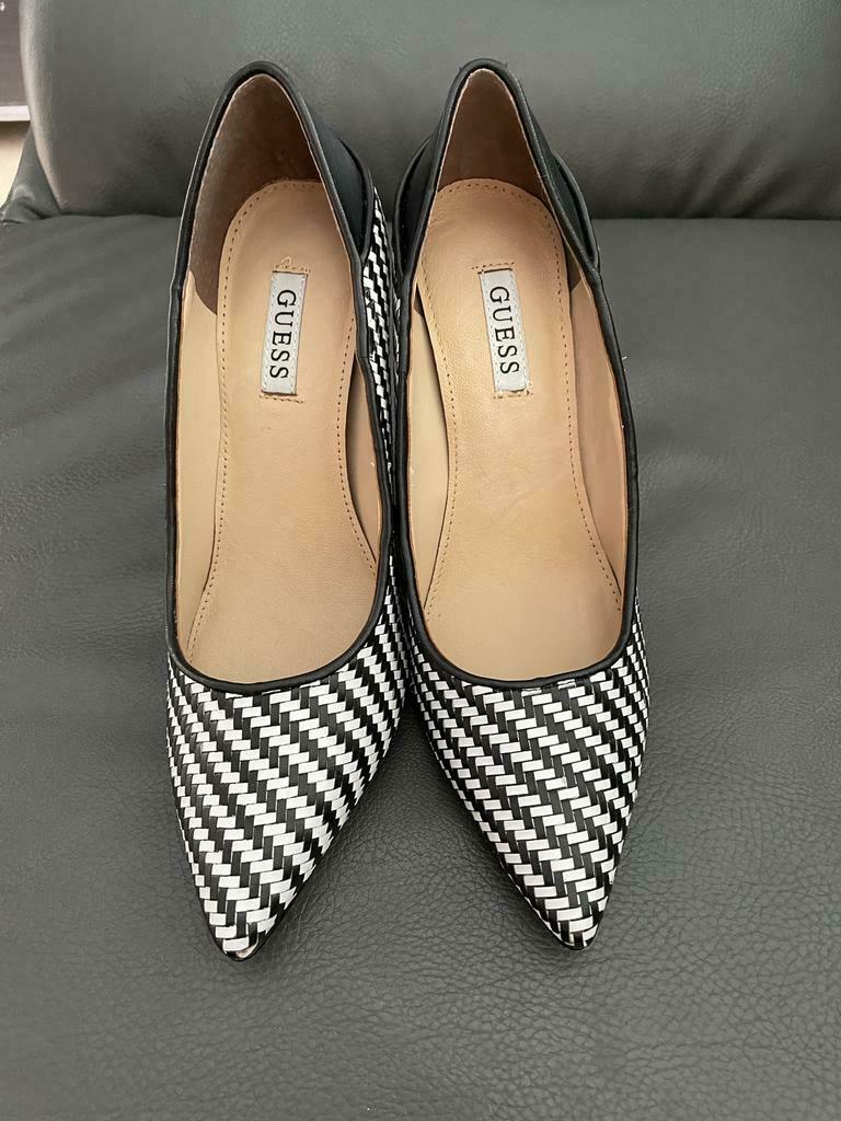 Pumps zwart-wit maat 38 merk Guess, Guess, Enlèvement ou Envoi, Escarpins, Comme neuf