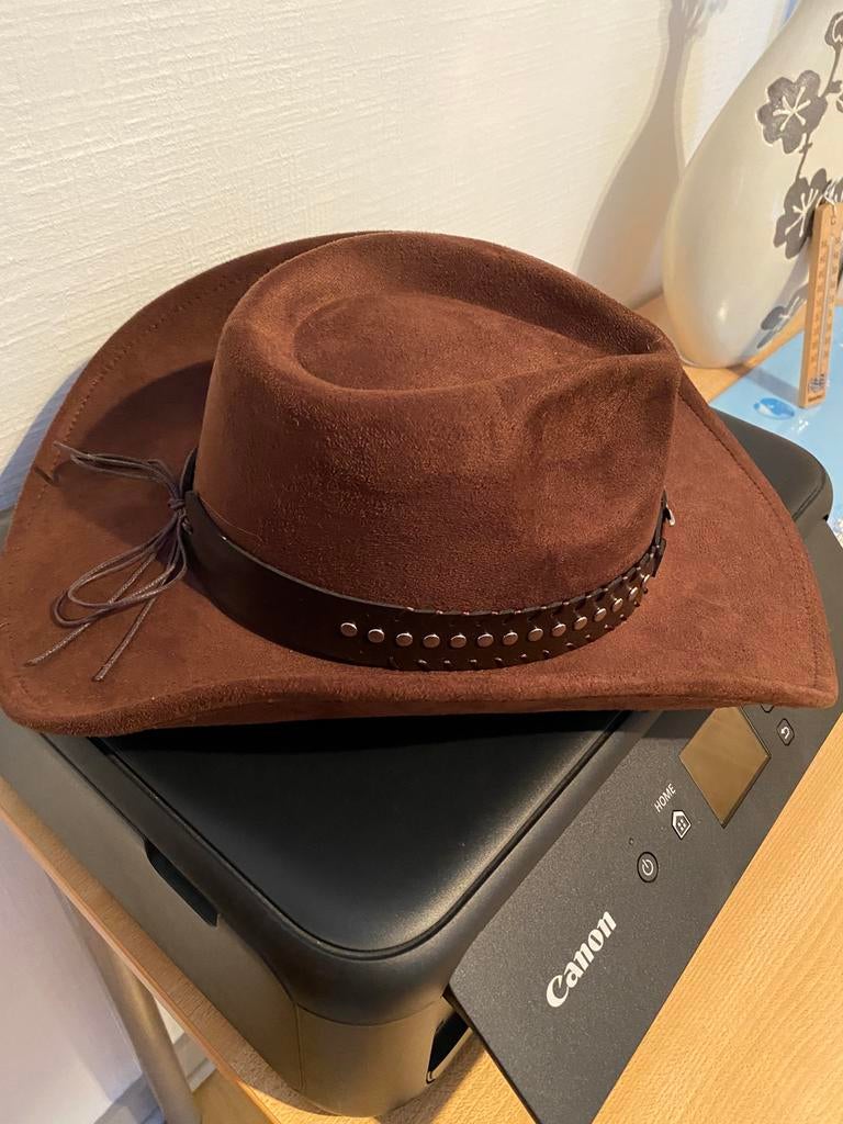 Cowboy hoeden voor man en vrouw, Ophalen, Zo goed als nieuw