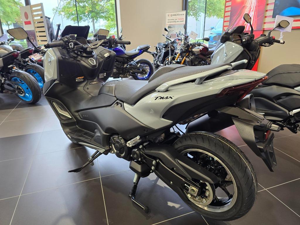 Yamaha TMAX Tech MAX, 562 cc, Bedrijf, Handvatverwarming, Minimaal motorrijbewijs A2