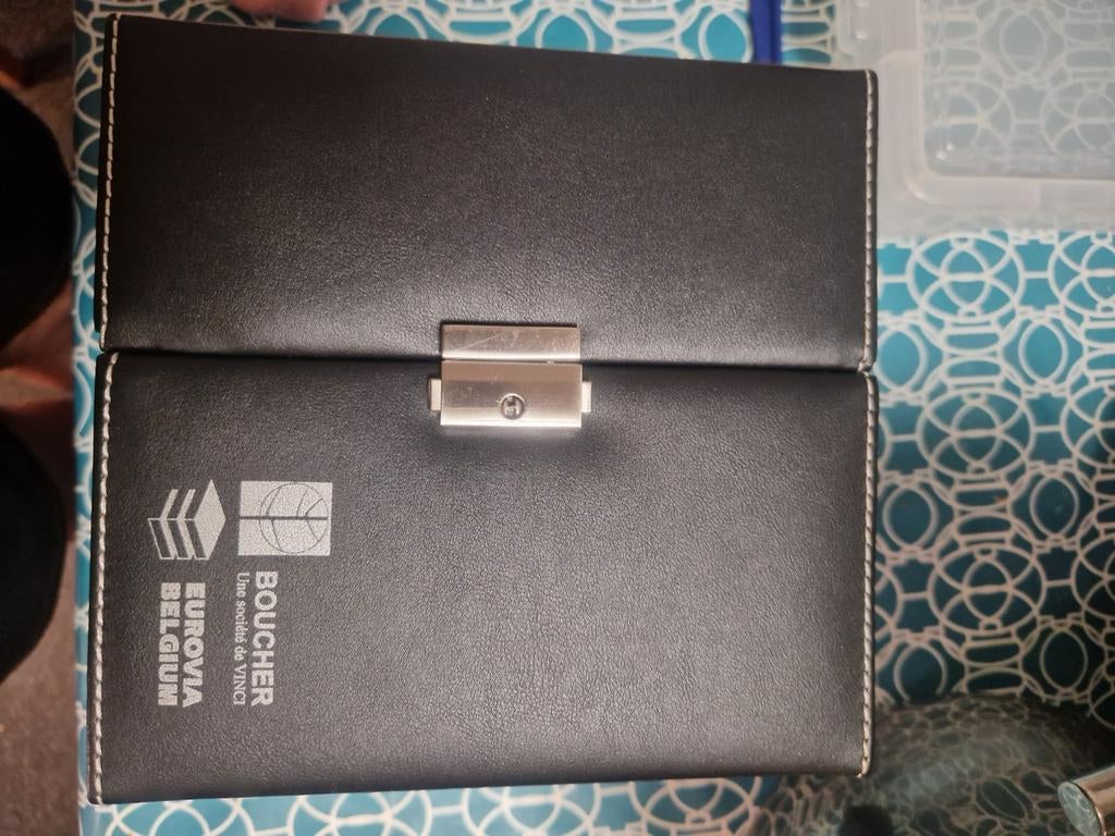 Coffret à cocktail, Enlèvement