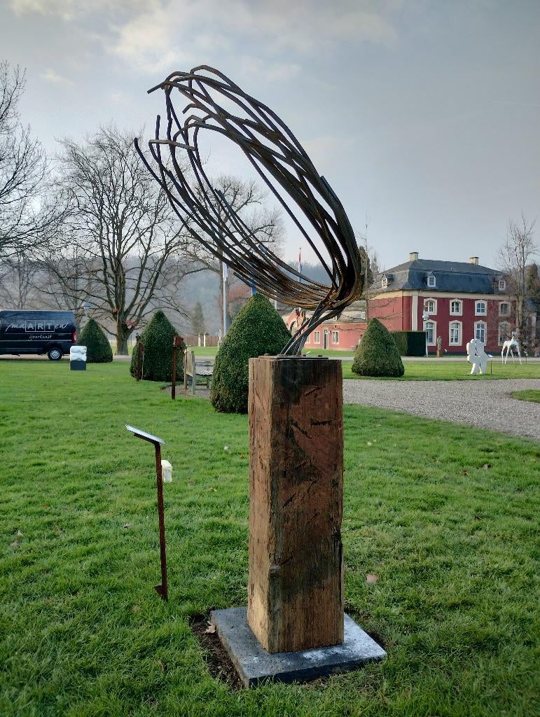 IJzeren tuinbeeld op hardhouten sokkel, Ophalen of Verzenden, Nieuw, Metaal, Abstract beeld