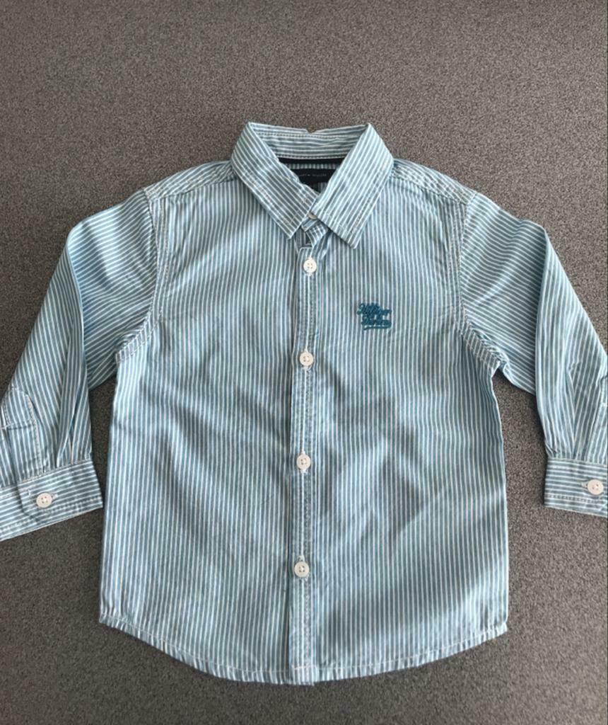 Turquoise gestreept hemd Tommy Hilfiger - 9-12 maand, Ophalen of Verzenden, Zo goed als nieuw, Jongetje, Overhemdje of Bloesje