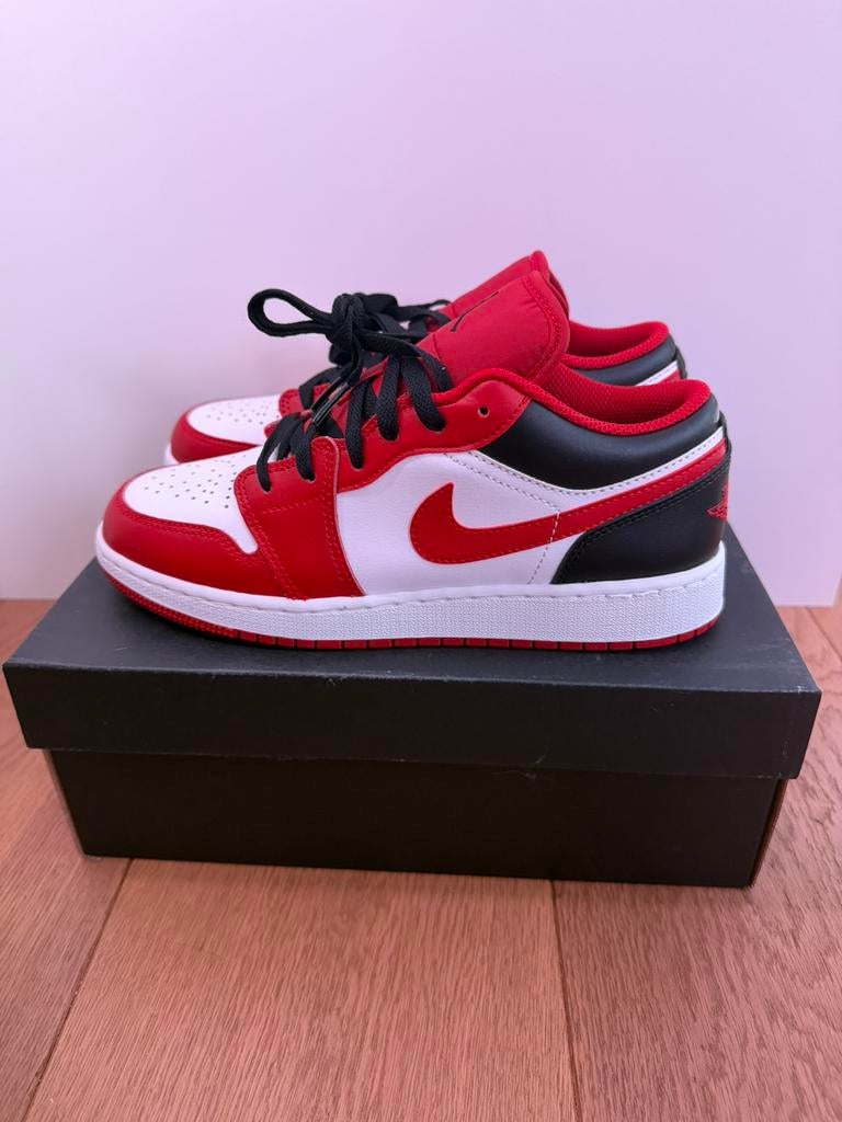 Nike Air Jordan Low Red Bulls (GS) maat 38.5, Kleding | Heren, Schoenen, Overige kleuren, Nieuw, Ophalen of Verzenden, Sneakers