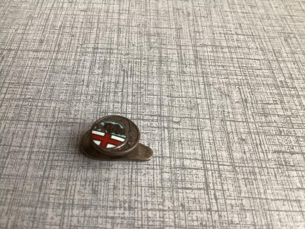Vintage pin Alfa Romeo. Jaren ‘50-‘60. Omea., Verzamelen, Merken en Reclamevoorwerpen, Ophalen of Verzenden