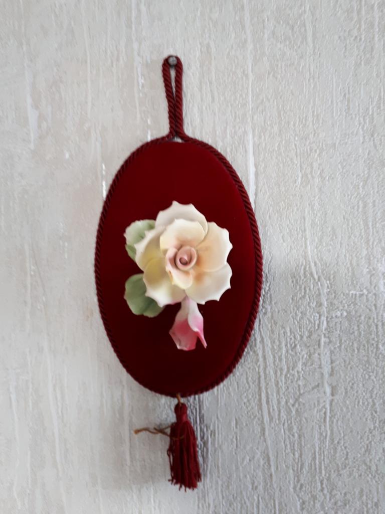 Fijne bisquit bloem op bordeau velours ovaal is 17.5 cm hoog, Antiek en Kunst, Antiek | Keramiek en Aardewerk, Ophalen of Verzenden