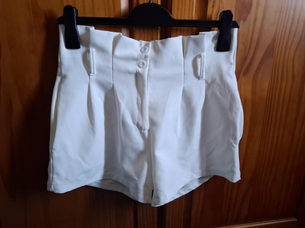 Short blanc cassé à pinces femme taille M, Taille 38/40 (M), Enlèvement, Porté, Blanc
