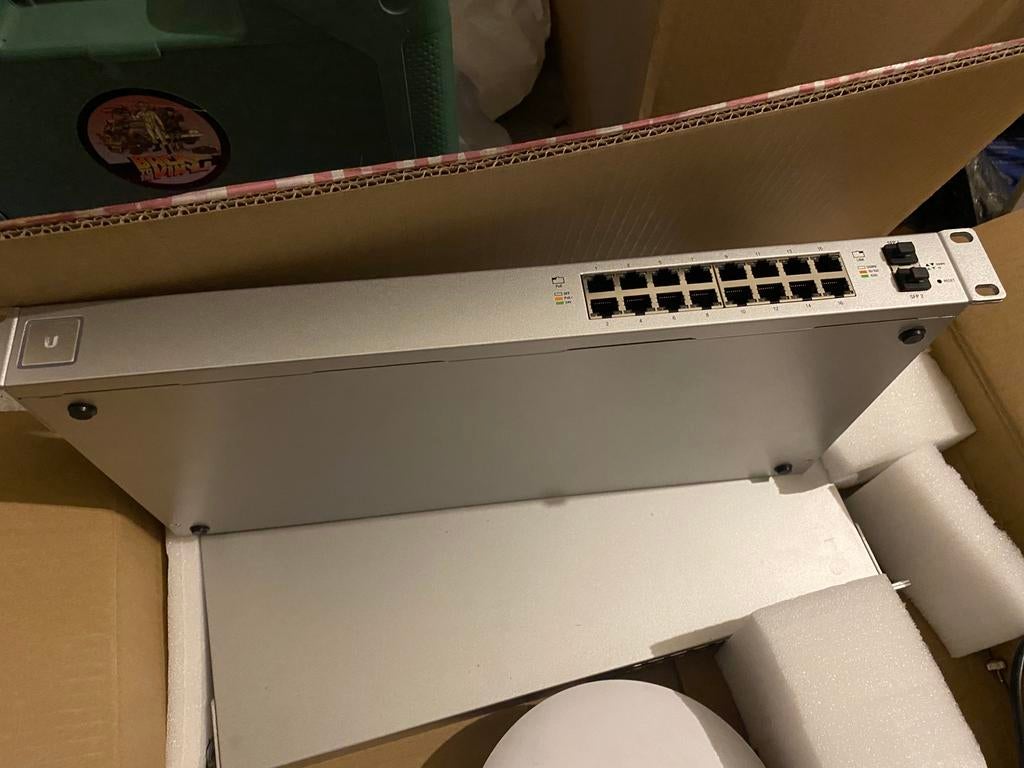 A Vendre Commutateur réseau Ubiquiti UniFi Switch 16 —150W, Enlèvement, Comme neuf