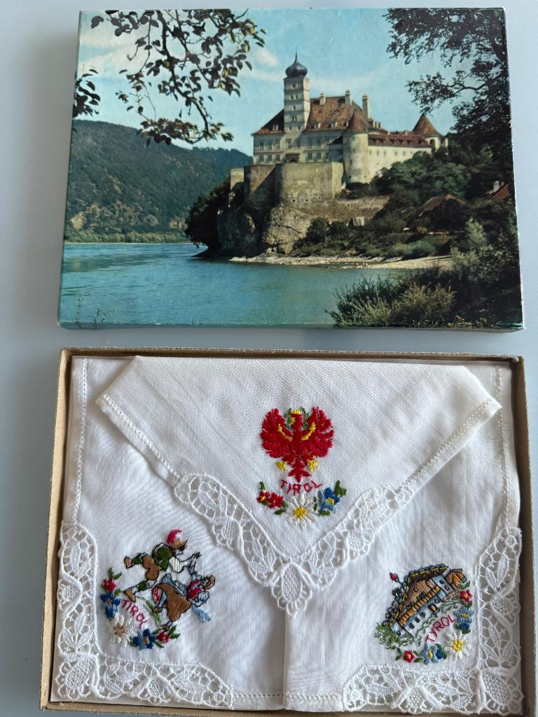 3 nieuwe zakdoeken Tirol handgemaakt in doosje, Handtassen en Accessoires, Ophalen of Verzenden, Nieuw