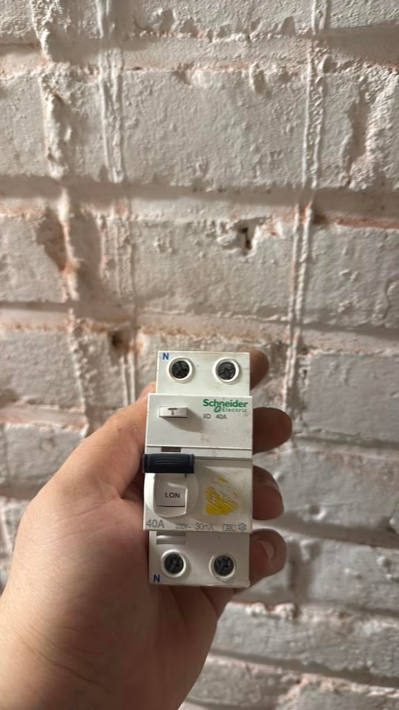 Iid diff 40a/30ma schneider, Doe-het-zelf en Bouw, Elektriciteit en Kabels, Ophalen, Zo goed als nieuw
