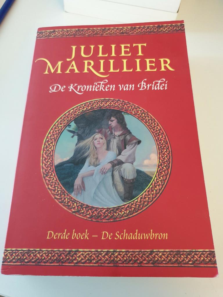 Juliet Marillier - DEEL 3 De Schaduwbron., Boeken, Ophalen of Verzenden, Zo goed als nieuw, Juliet Marillier