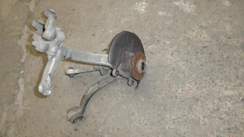 A vendre Fusée d'essieu + moyeu avant droit Audi A4 B7 85KW, Enlèvement, Utilisé, Audi
