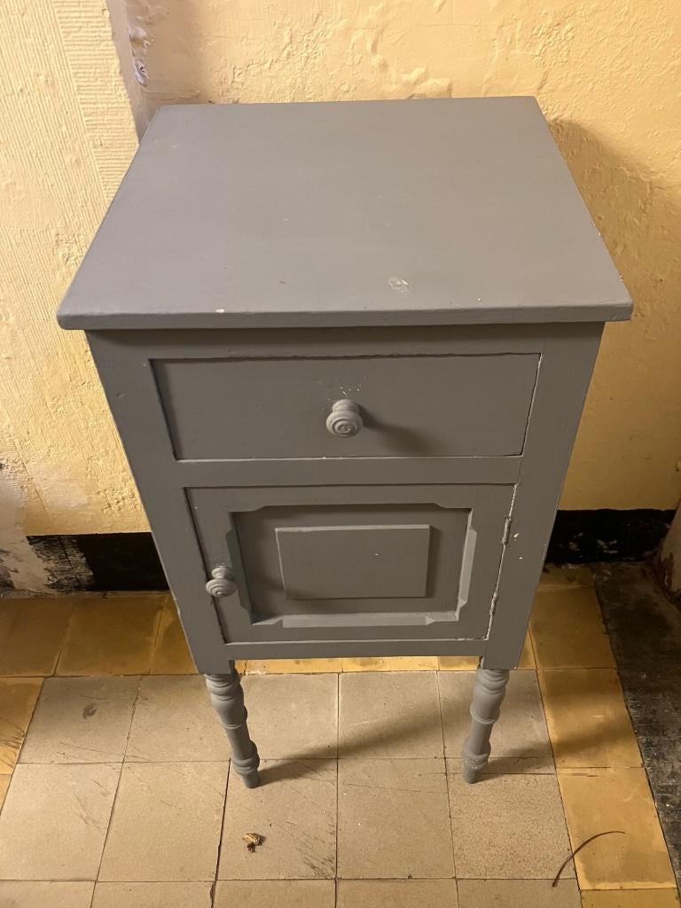 Table de nuit de couleur taupe, 70 cm ou plus, Moins de 45 cm, Enlèvement, Utilisé