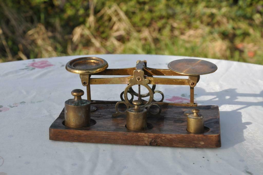 §  ancienne mini balance laiton sur bois + 3 poids, Enlèvement ou Envoi