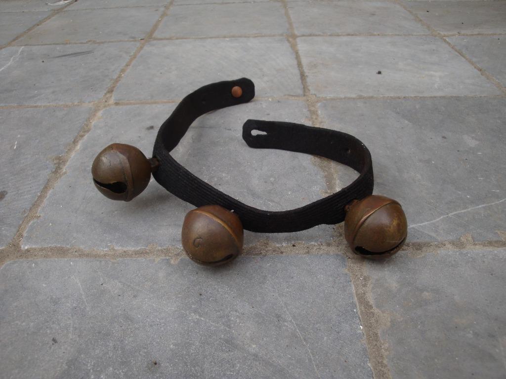 Ancien collier de laisse en cuir avec grelots en cuivre, Enlèvement ou Envoi