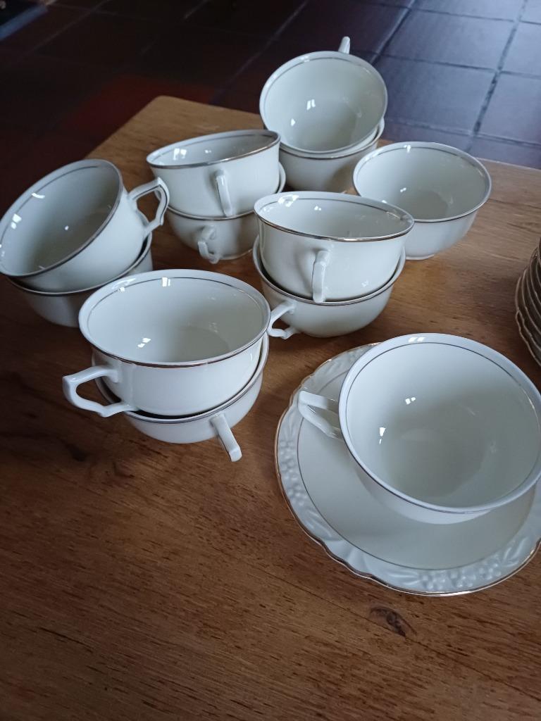 Service à café en porcelaine écru avec bord doré, Enlèvement, Comme neuf, Porcelaine, Tasse et/ou soucoupe
