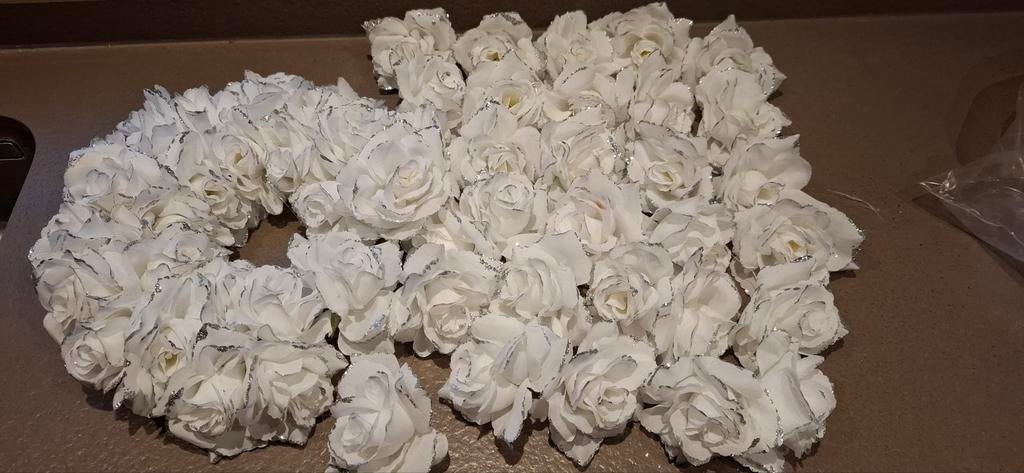 50 fleurs artificielles blanches, roses à bords argentés (to, Enlèvement ou Envoi