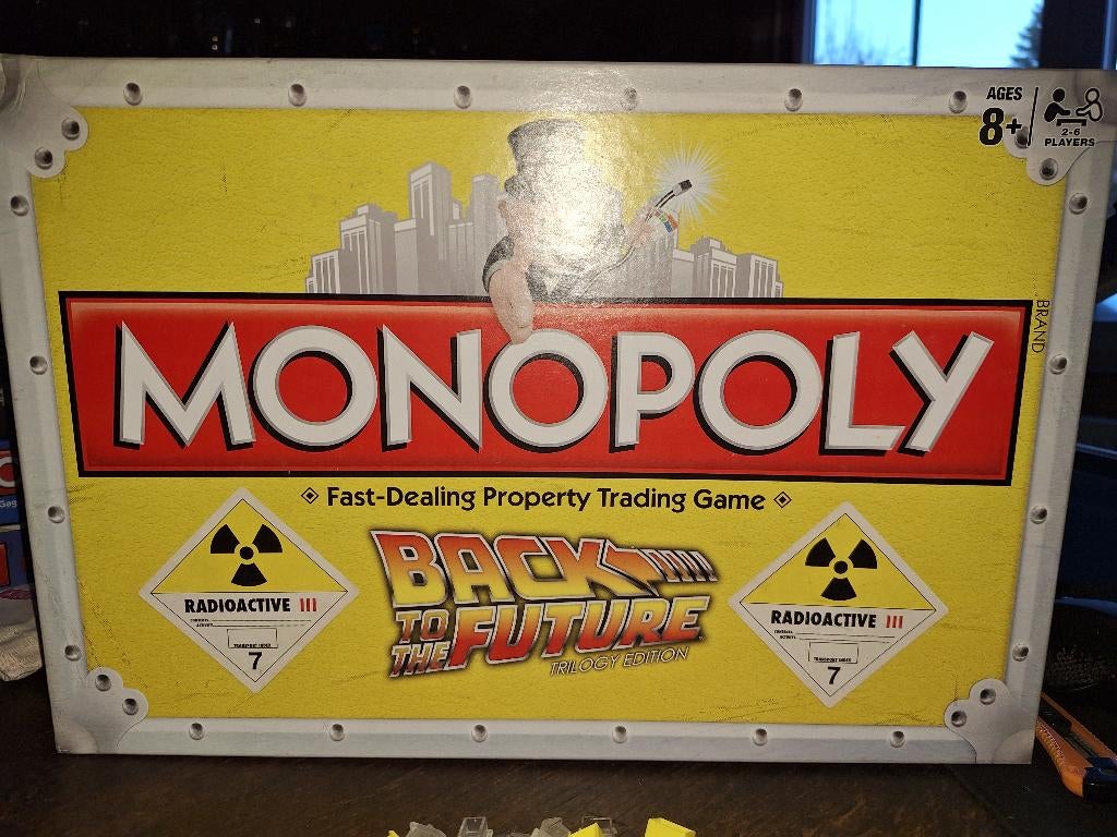MONOPOY BACK TO THE FUTURE TRILOGY EDITION 2017  en anglais, Cinq joueurs ou plus, Enlèvement ou Envoi, Comme neuf, Hasbro