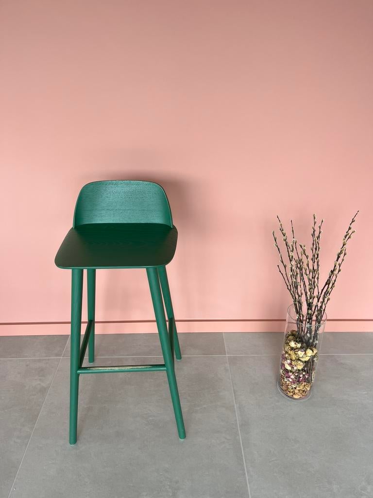 Muuto Nerd tabouret Green 75cm, Maison & Meubles, Tabourets de bar, Utilisé, 60 à 90 cm, Bois, 1 tabouret, Avec repose-pieds, Enlèvement