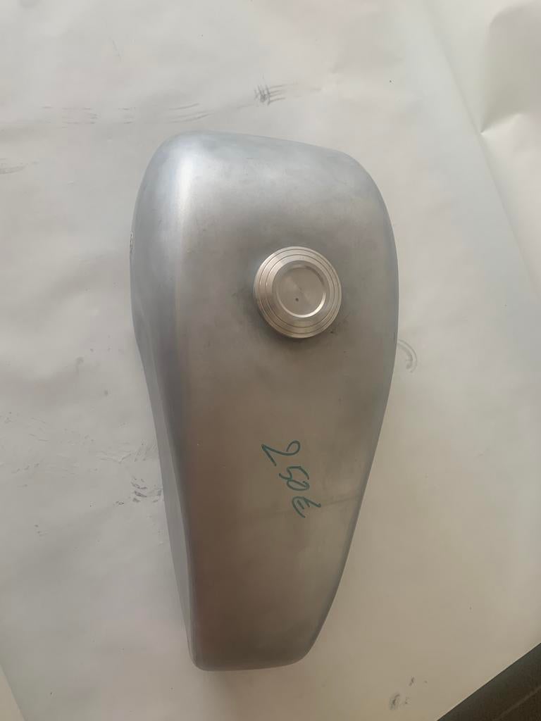 Alluminium benzinetank voor caféracer, Enlèvement ou Envoi, Neuf