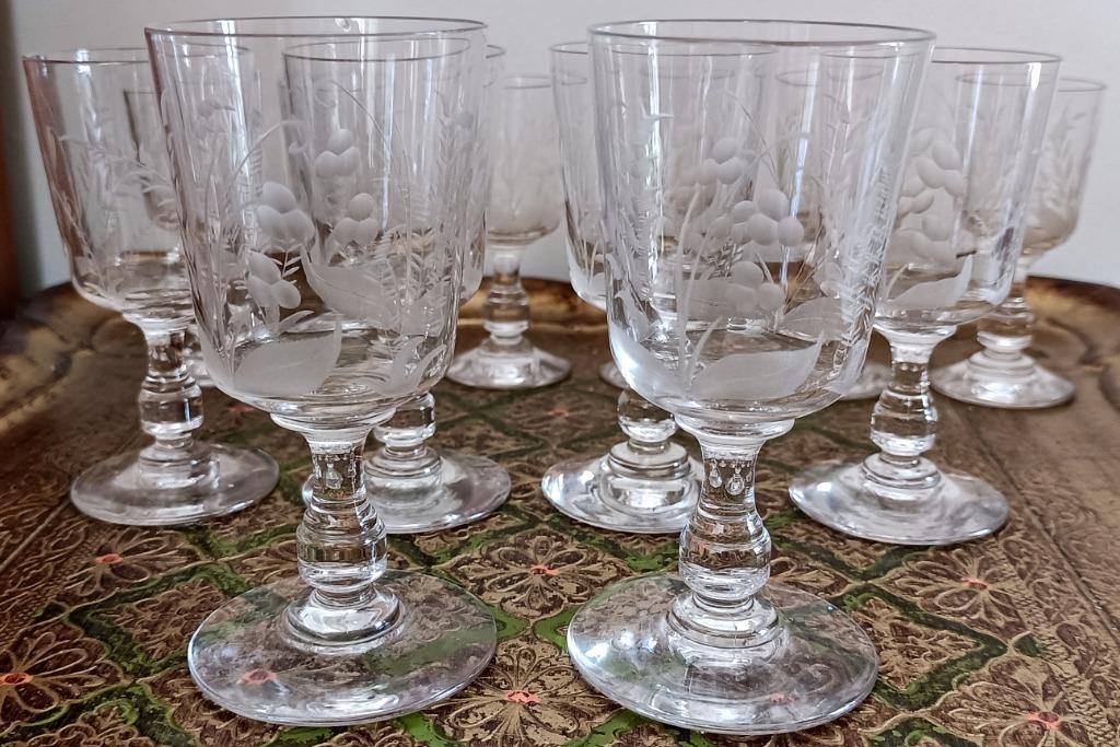 12 Verres en cristal, XIXème, décors feuilles/fleurs gravés, Ophalen
