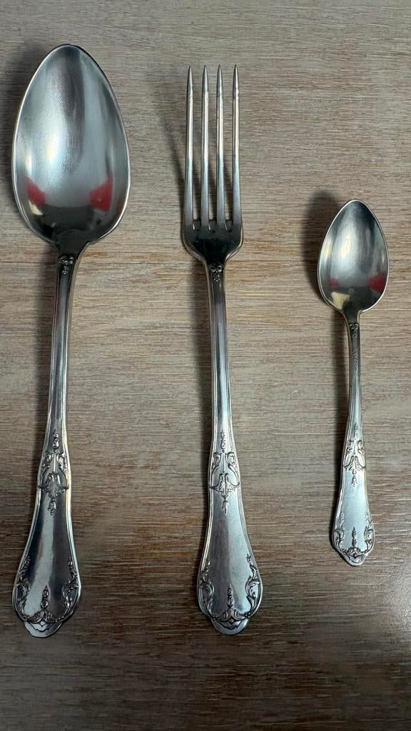 Collection de couvertes en plomb (32 piece) avec leur coffre, Enlèvement