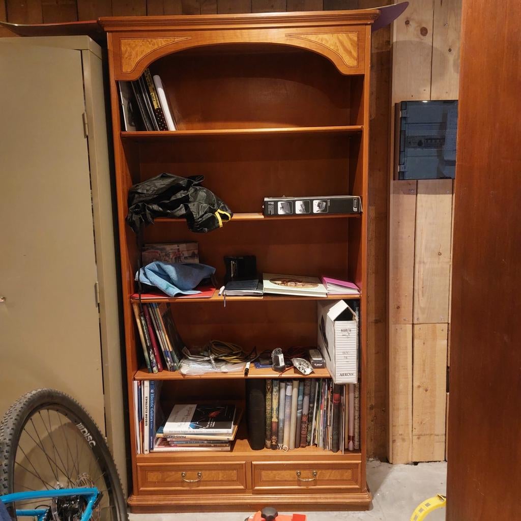 Boekenkast in hout, Ophalen