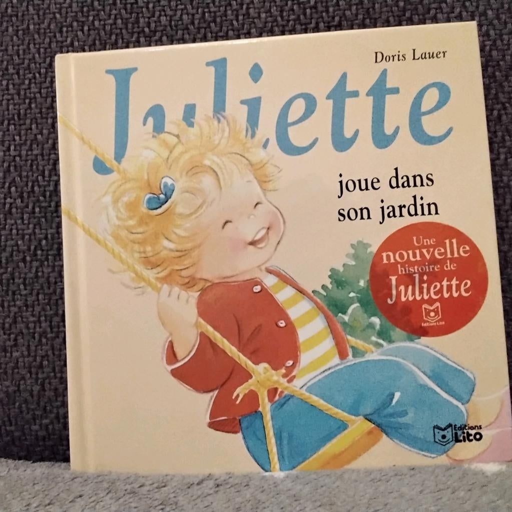 Juliette joue dans son jardin