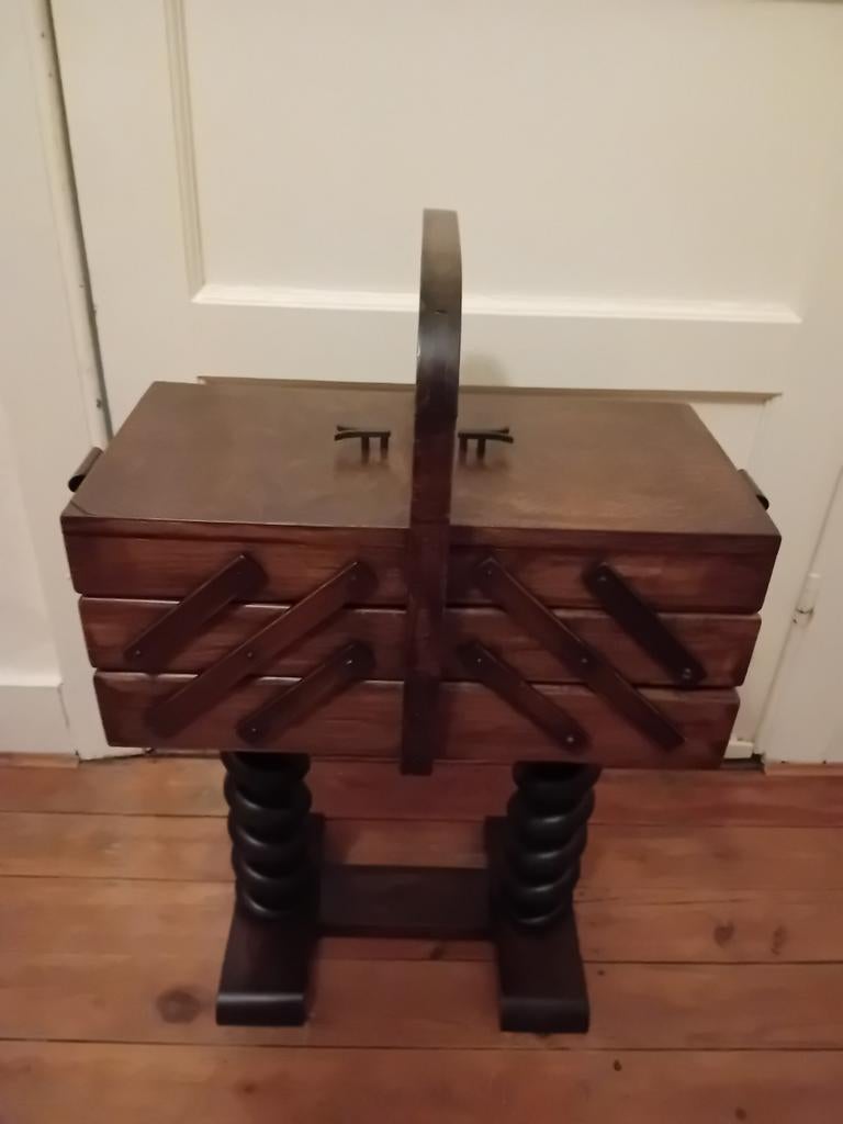Naaikastje, Ophalen