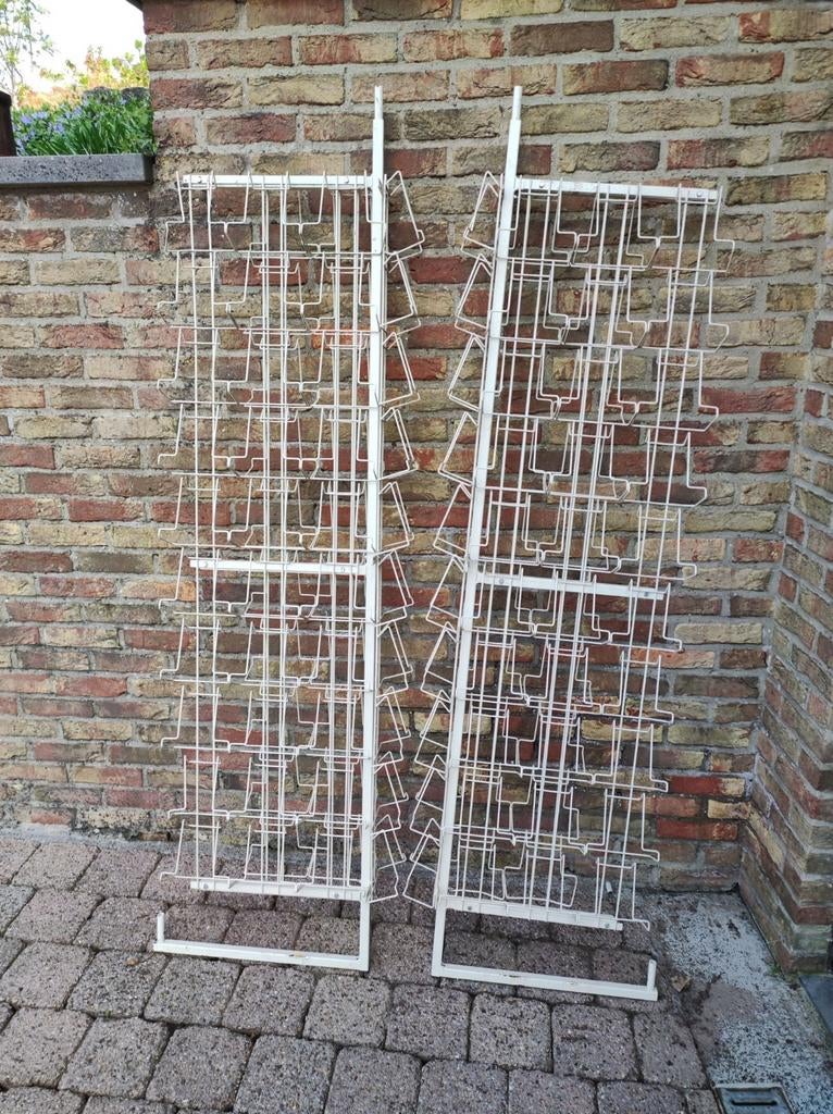 2 witte metalen planken. Hoogte 2 m., Huis en Inrichting, Ophalen, Gebruikt, Cd's of Dvd's