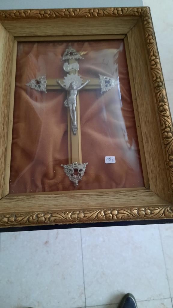 Kruisbeeld achter glas, Ophalen