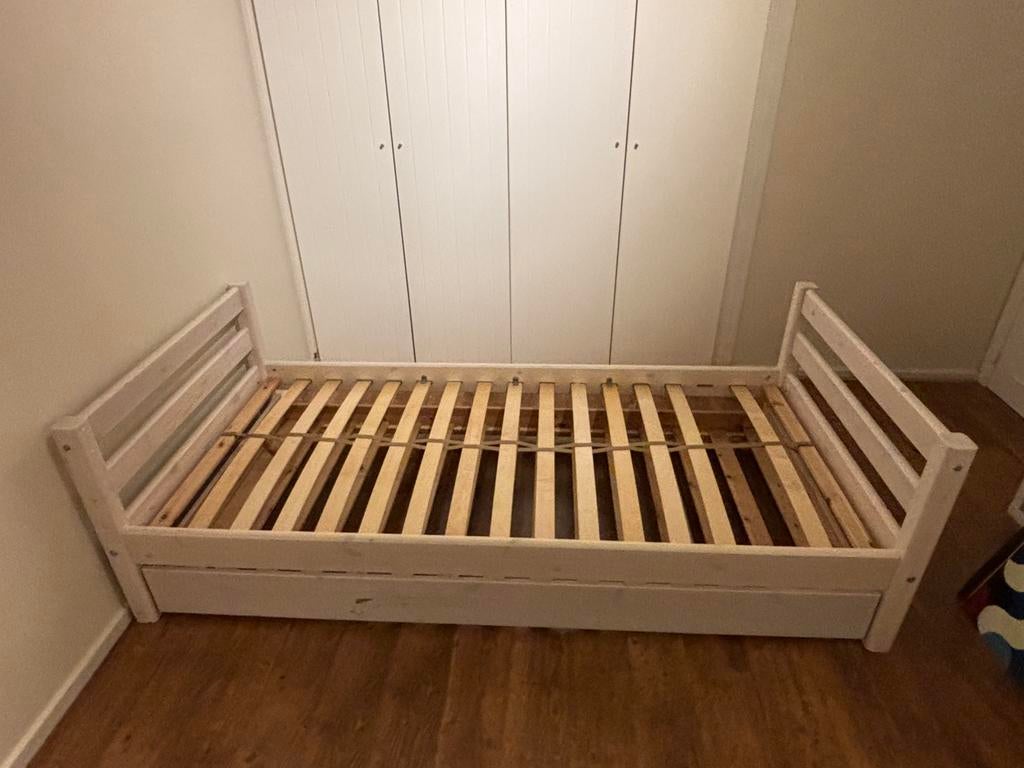 Lit simple en bois avec lit gigogne relevable, Kinderen en Baby's, Kinderkamer | Bedden, Gebruikt, Lattenbodem, Ophalen
