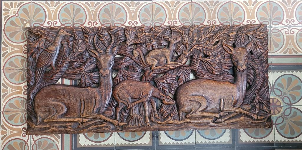 Panneau de sculpture sur bois avec scène de forêt, Enlèvement