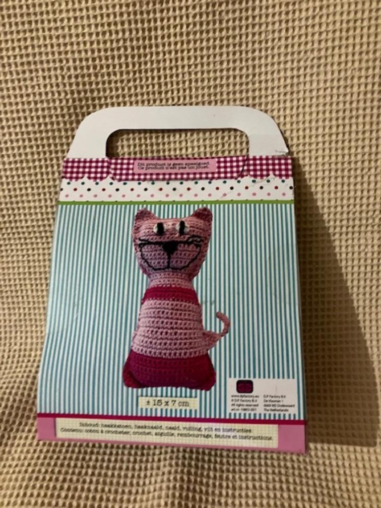 chat au crochet rose rouge Nouveau, Enlèvement ou Envoi, Neuf, Crochet, Patron ou Livre