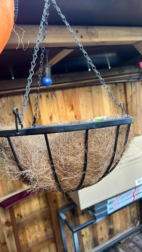metalen hanging basket met een kokosvezel inlegvel., Tuin en Terras, Ophalen of Verzenden, Zo goed als nieuw