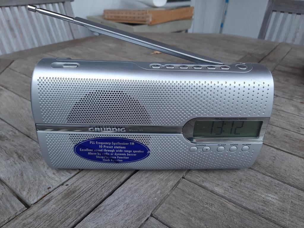 Radio clock alarme GRUNDIG S51, 10 présélections, Enlèvement ou Envoi, Comme neuf, Radio