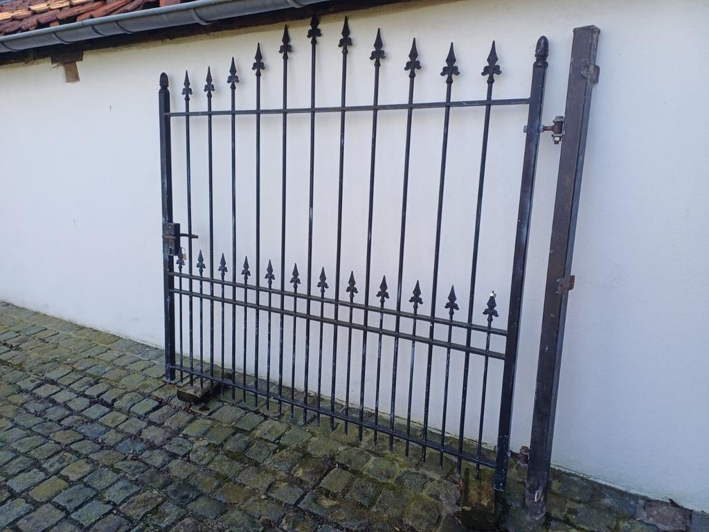 Smeedijzeren hek 205 cm breed., Tuin en Terras, Ophalen of Verzenden