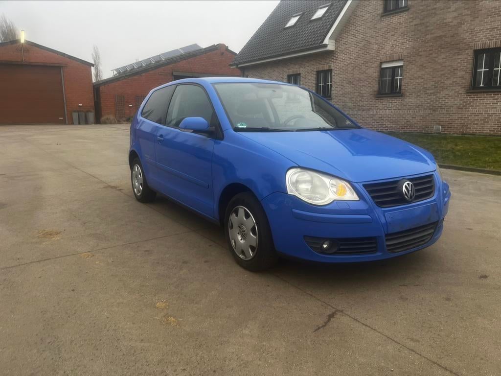 VW POLO 1.2 BENZINE UNITED UITVOERING VAN 2009 MET AIRCO, Auto's, Voorwielaandrijving, Stof, Zwart, Blauw