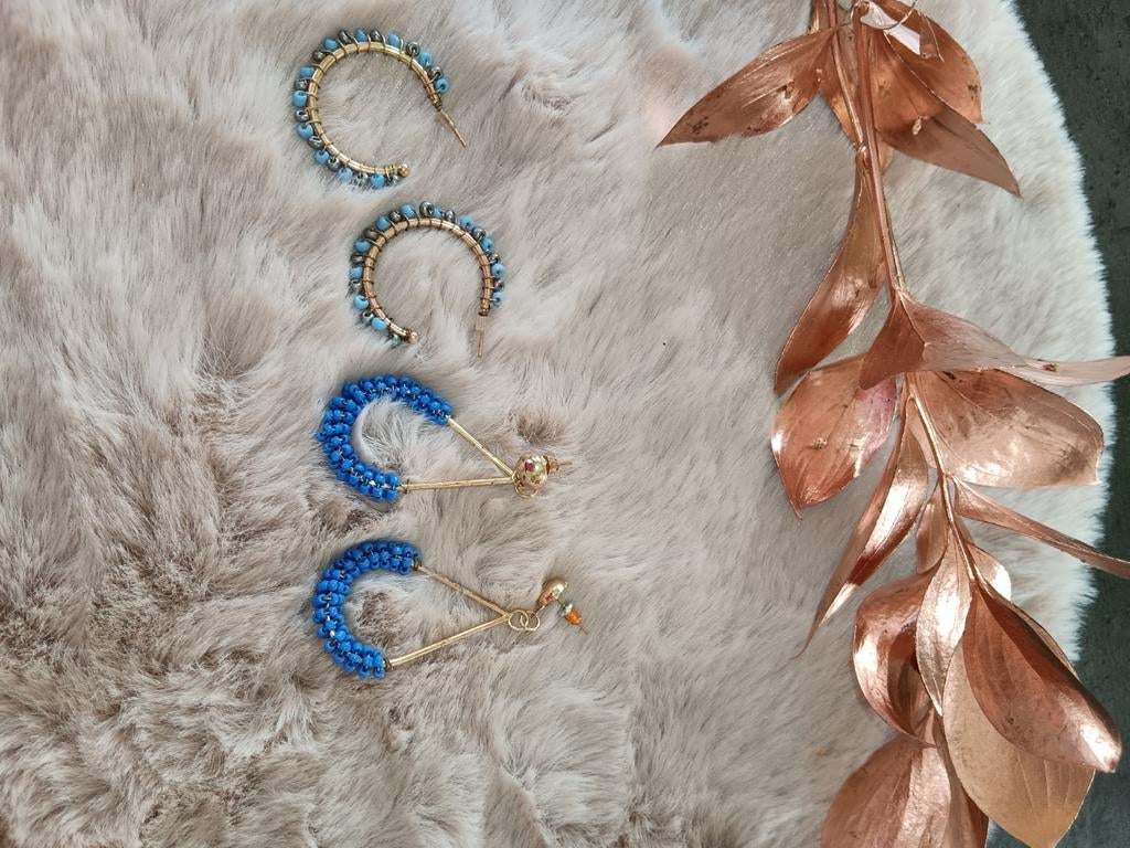 2 paar blauwe oorbellen, Bijoux, Sacs & Beauté, Boucles d'oreilles, Enlèvement ou Envoi, Comme neuf, Autres matériaux, Bleu