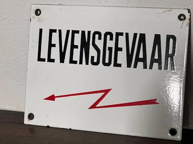 Ancienne plaque émaillée « Danger de mort », Enlèvement