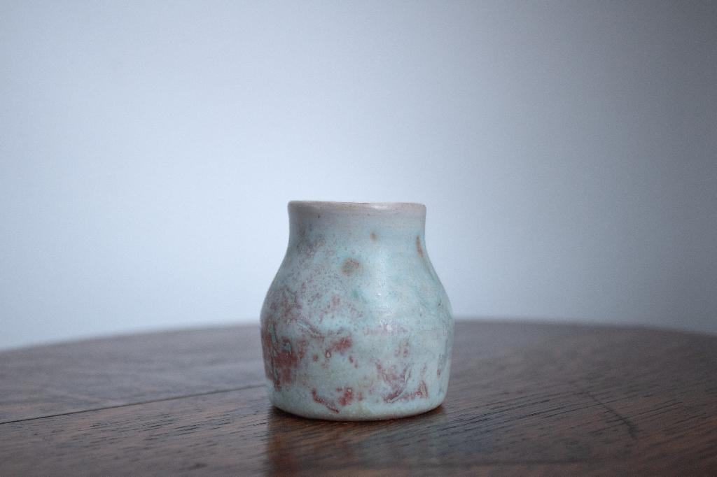 Tiny Red Blue Ceramic Stamped Mobach Pot, Rood Blauw Potje, Antiek en Kunst, Ophalen of Verzenden