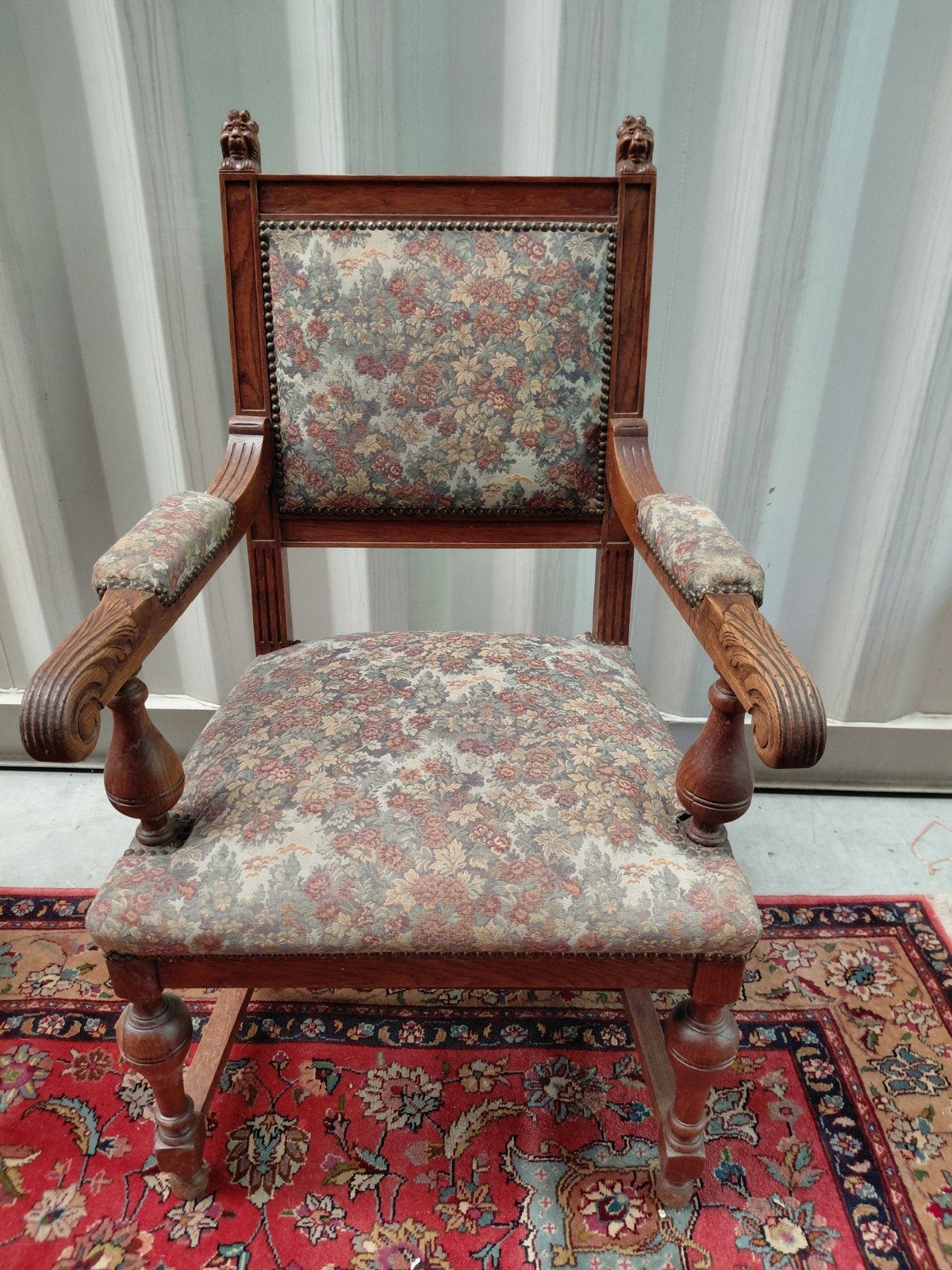 antieke houten stoel met leeuwenkoppen, Enlèvement