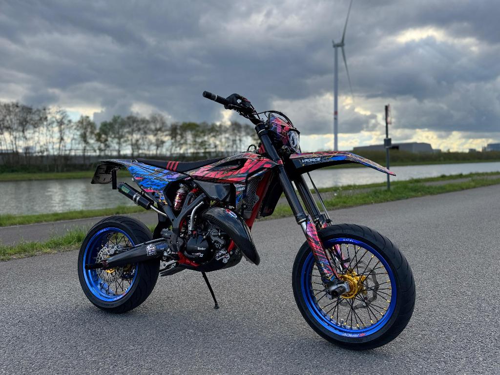 Supermotard BETA 125RR 2T ! UNIQUE EN SON GENRE !, Permis Moto A1 minimum, Éclairage LED, 1 cylindre, Manuelle
