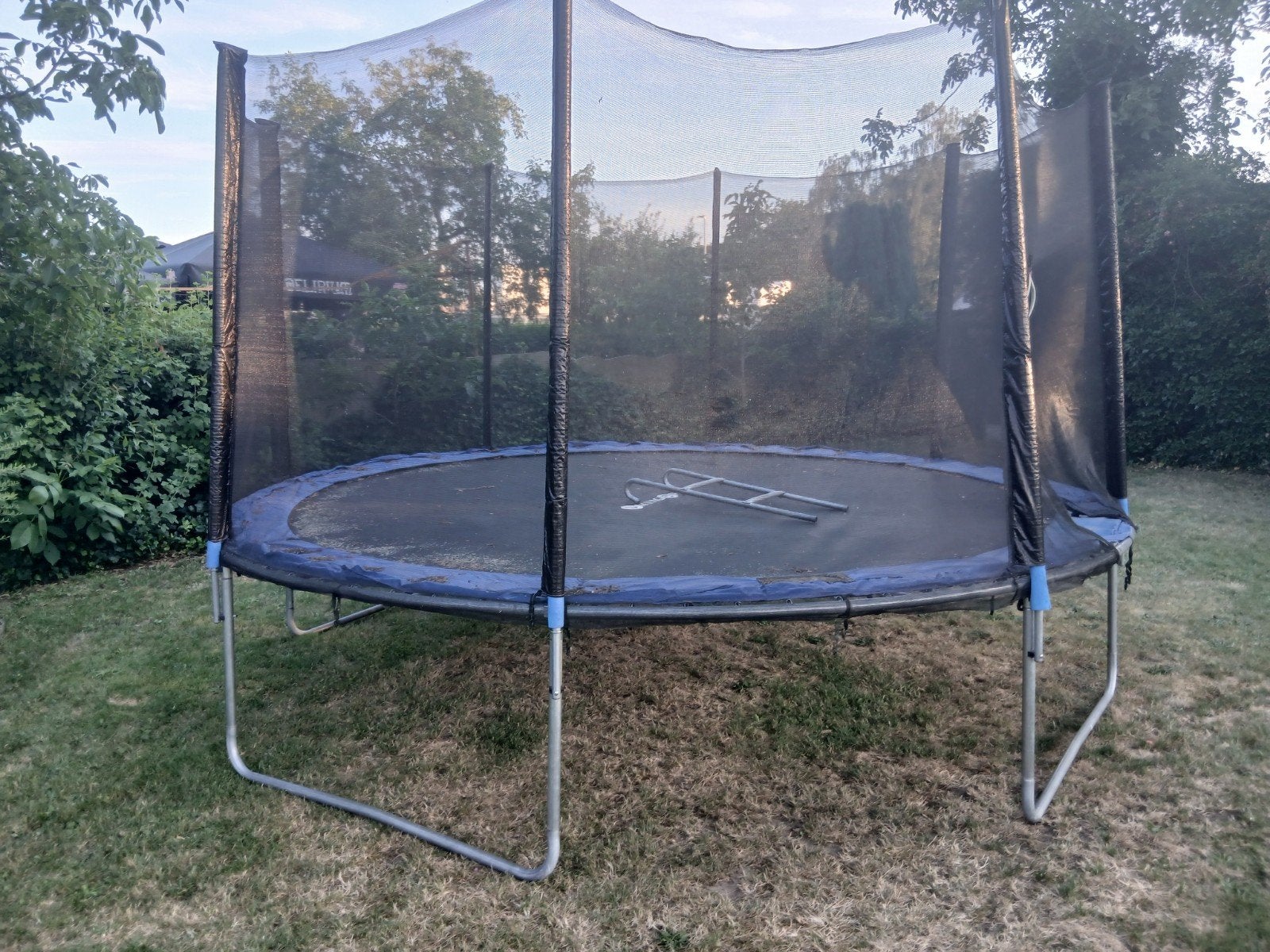 Grote trampoline 404cm  vikings sport met net, Kinderen en Baby's, Speelgoed | Buiten | Trampolines, Ophalen