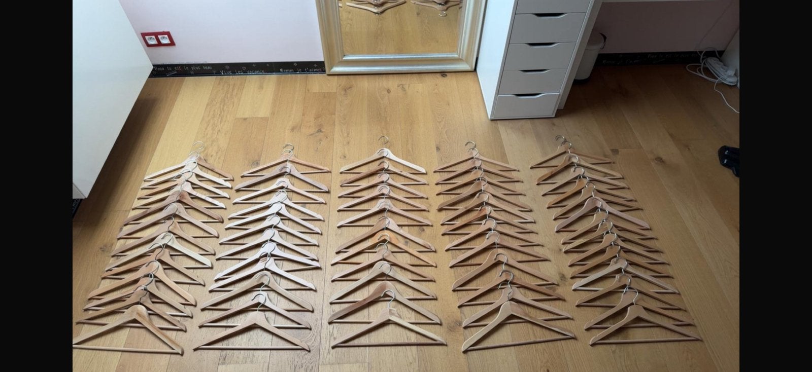 Lot de 70 cintres en bois IKEA (Modèle BUMERANG), Enlèvement, Comme neuf, Bois